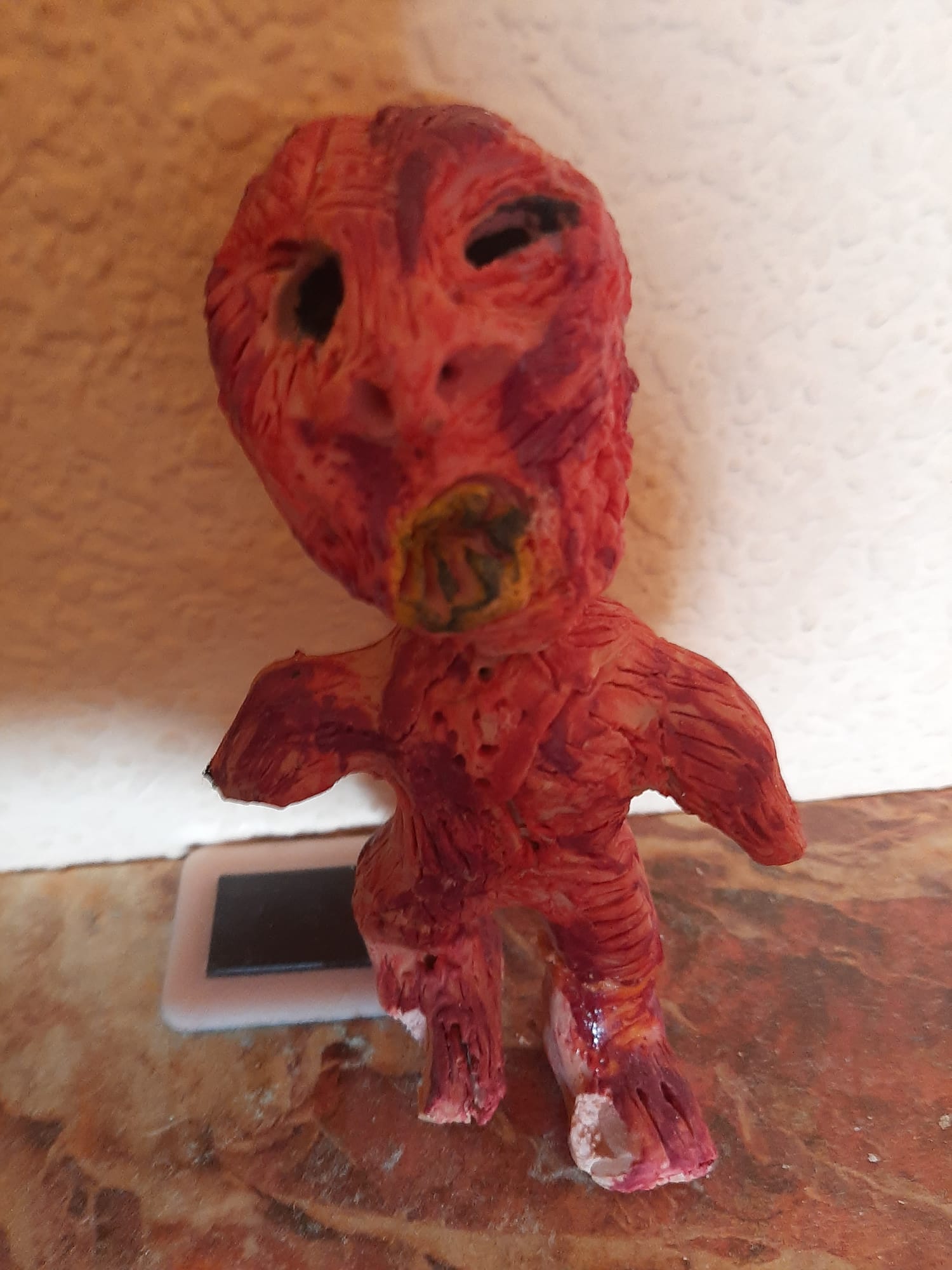 El zombi Eusebio, figura roja modelada en plastilina